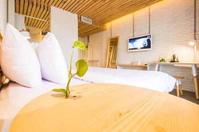 Premium bedding, desk, blackout curtains, free WiFi