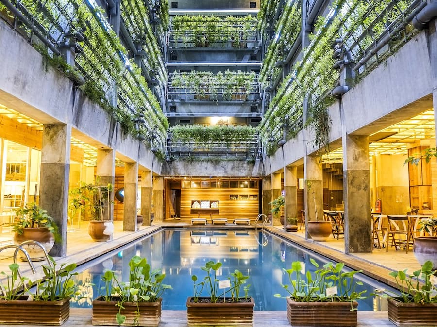 Een buitenzwembad, ligstoelen bij het zwembad