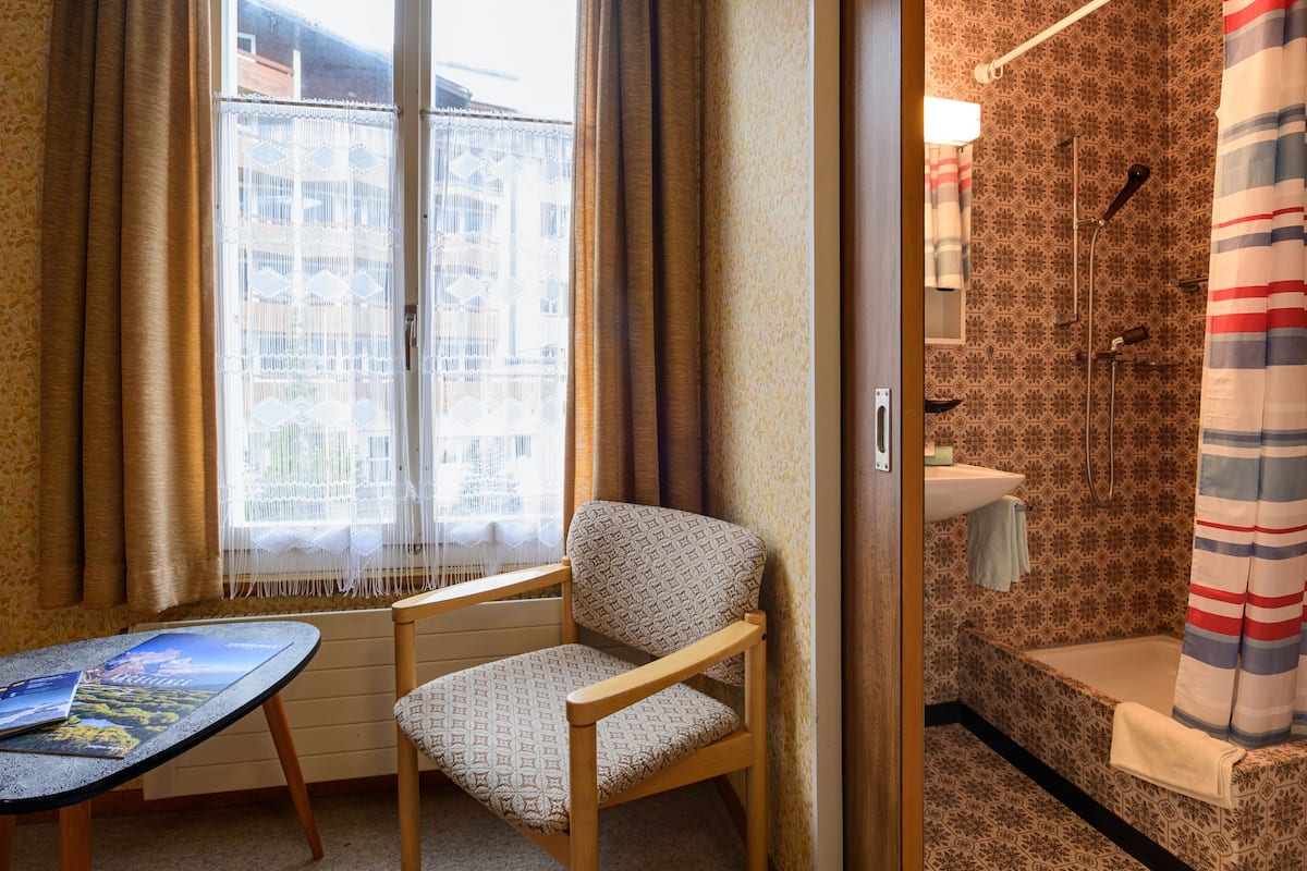 basic single room | living area | flat-screen tv