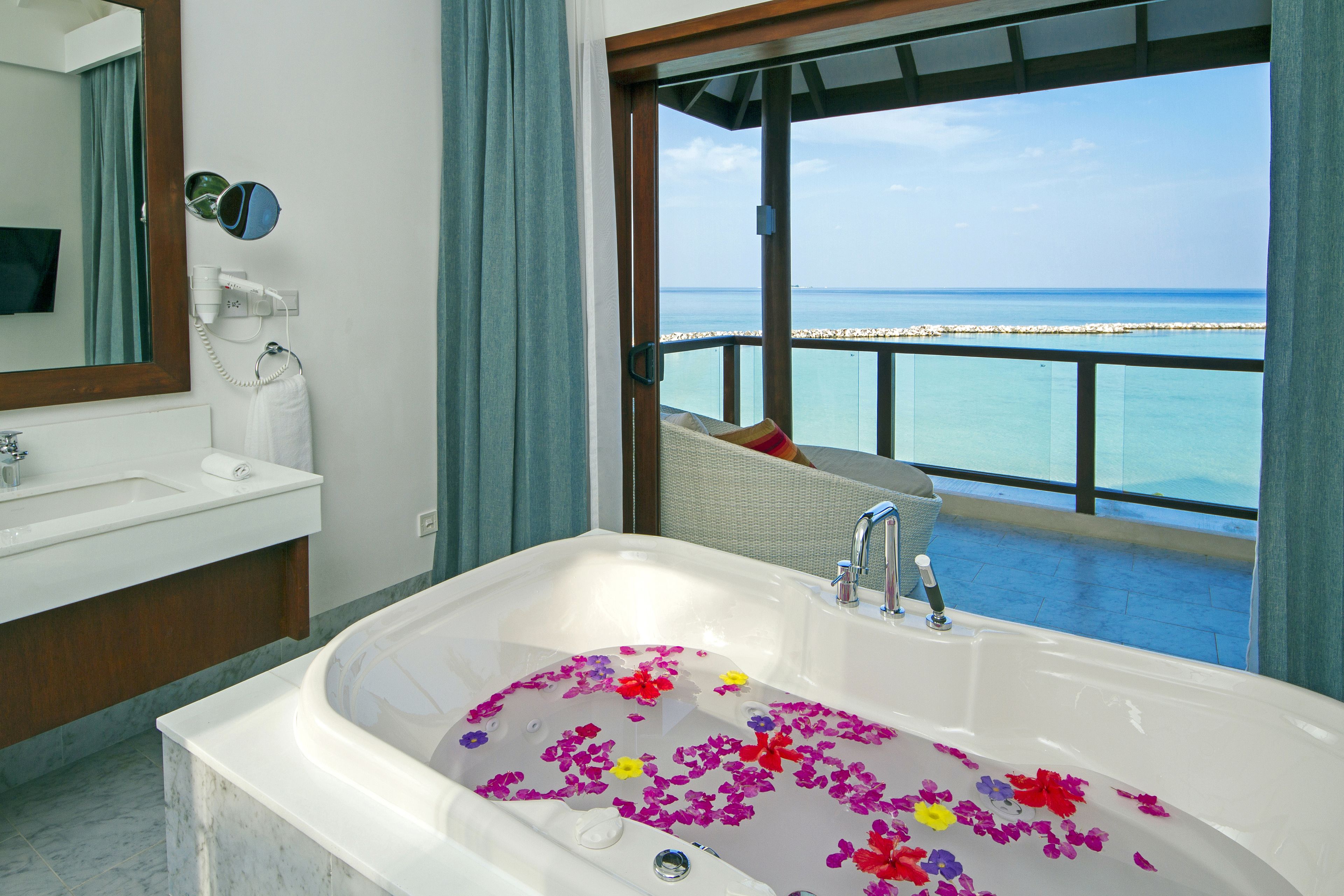 summer house | bathroom | combined shower/bathtub, free toiletries, slippers, towels