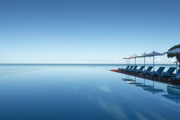 Piscina externa, espreguiçadeiras