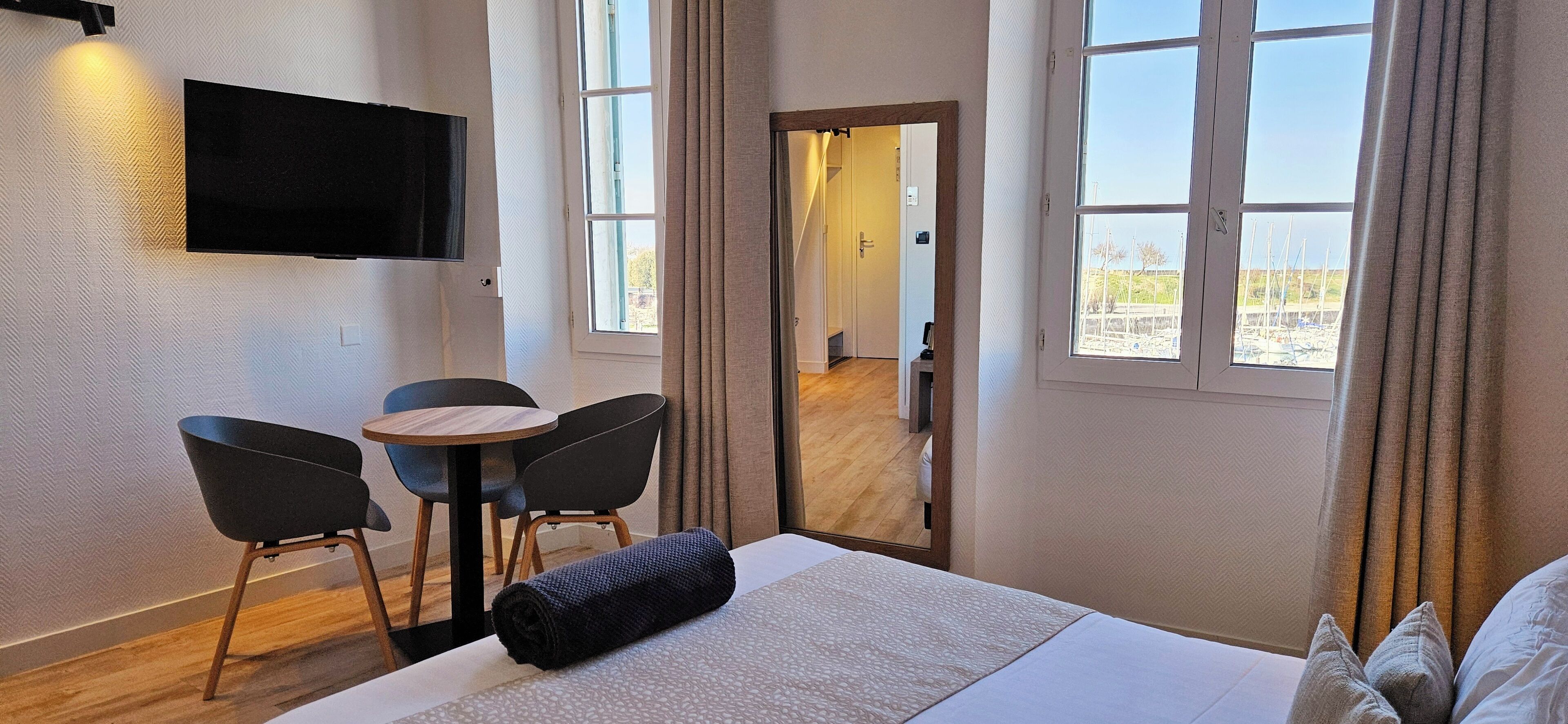 Suite, Harbour View, Mezzanine | Desk, blackout curtains, soundproofing, iron/ironing board