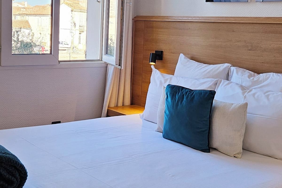 Tweepersoonskamer, uitzicht op haven | 2 slaapkamers, een bureau, verduisterende gordijnen, geluiddichte muren
