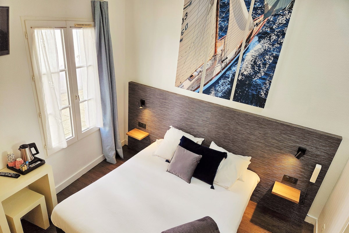 2 slaapkamers, een bureau, verduisterende gordijnen, geluiddichte muren