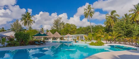 Una piscina al aire libre, tumbonas