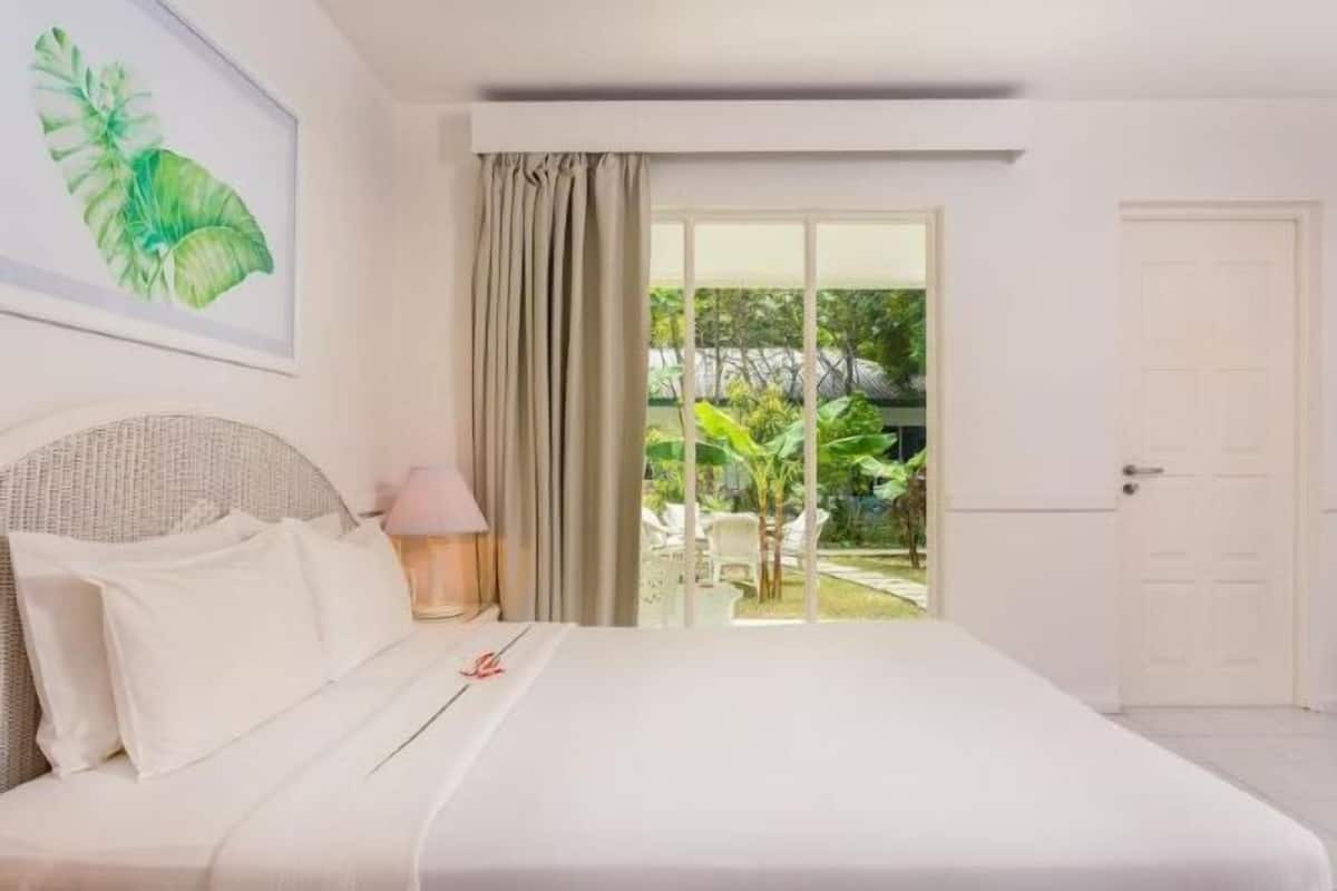 Minibar, in-room safe, desk, iron/ironing board