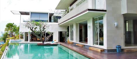 Piscina externa, espreguiçadeiras