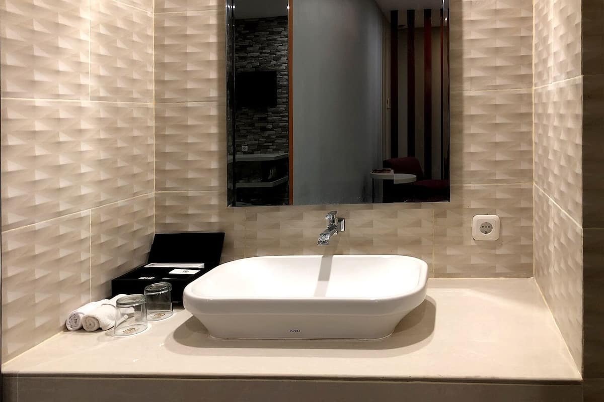 superior room, 2 single beds | bathroom | shower, free toiletries, slippers, towels