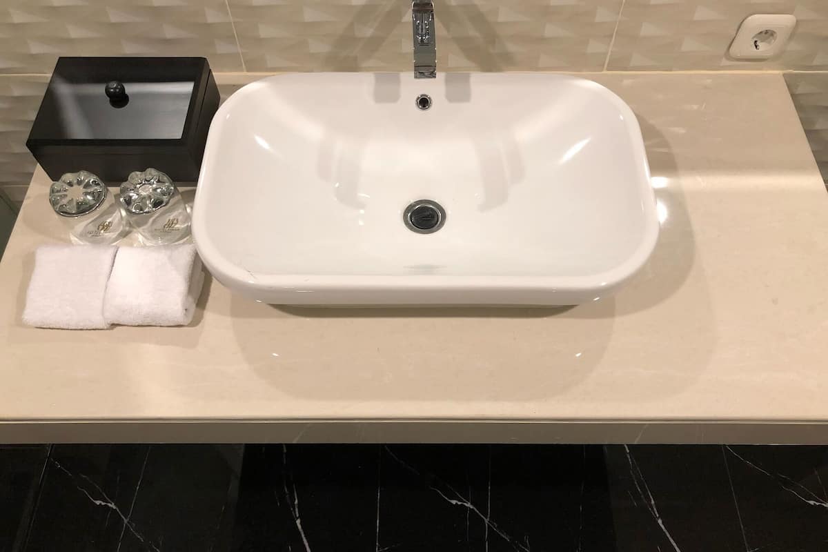 superior room, 2 single beds | bathroom | shower, free toiletries, slippers, towels