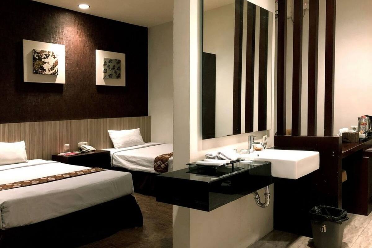 desk, blackout curtains, free wifi, bed sheets