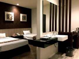 Meja kerja, tirai kedap cahaya, Wi-Fi gratis, dan seprai linen