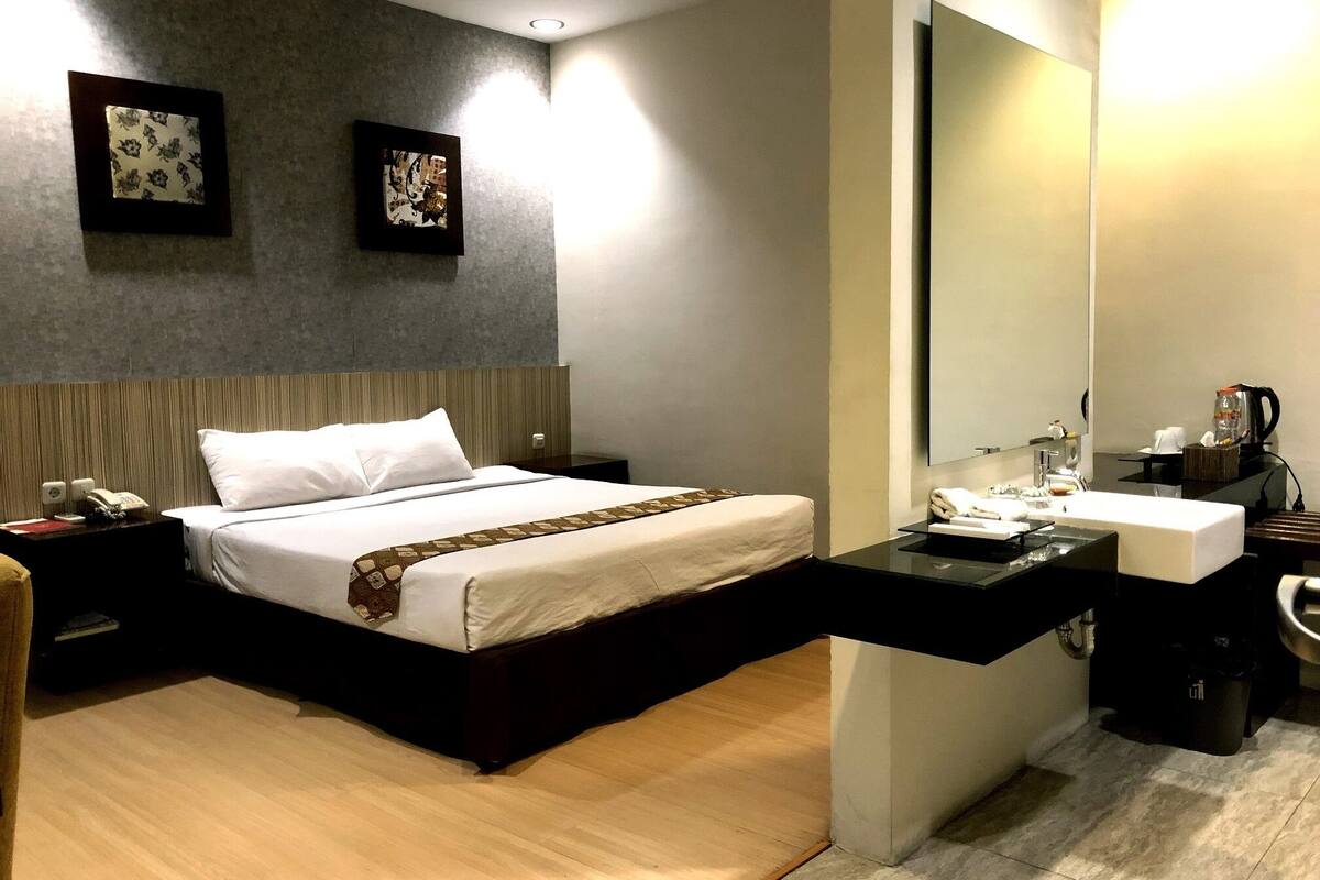 deluxe room | desk, blackout curtains, free wifi, bed sheets