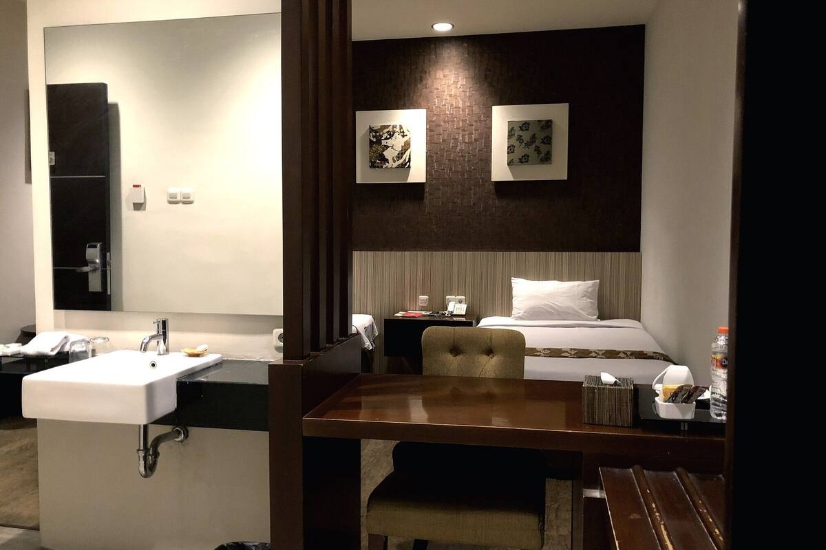 deluxe room | desk, blackout curtains, free wifi, bed sheets