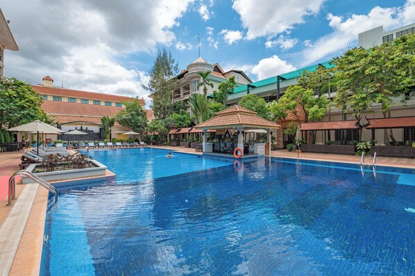 Outdoor pool, free pool cabanas - Somadevi Angkor Premium (Siem Reap)