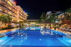 Outdoor pool, free cabanas - Somadevi Angkor Premium (Siem Reap)