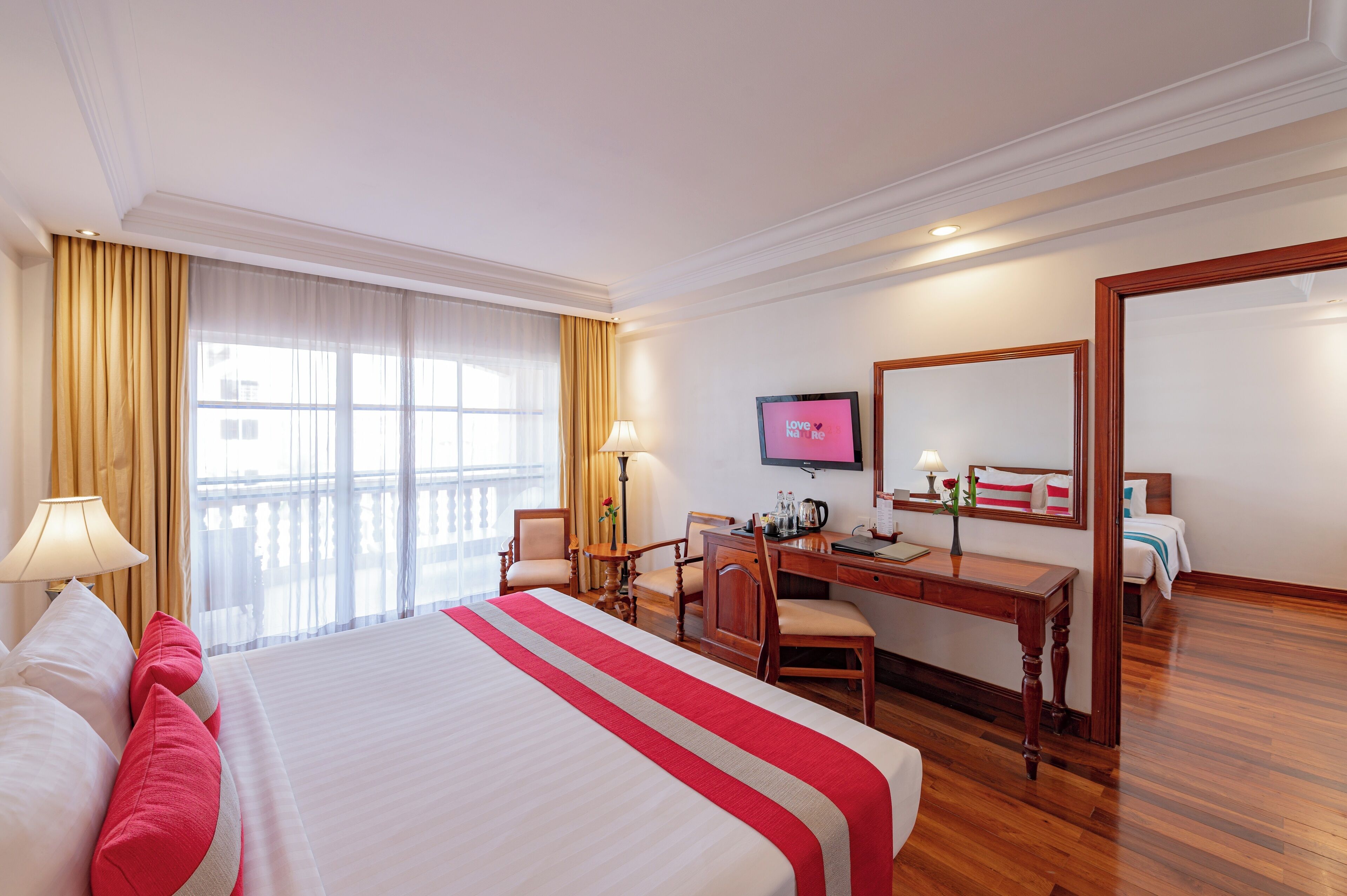 Family Suite ( Free 1 way airport pickup + 1 Set Dinner + 60mn massage +1 High Tea per stay) | 1 多间卧室、高档床上用品、迷你吧、客房内保险箱