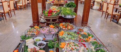 Petit déjeuner buffet (12 USD par personne)