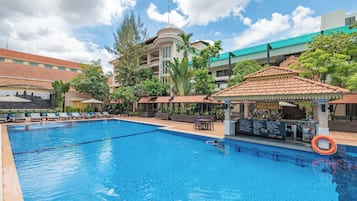 Sauna, steam room, body treatments, aromatherapy, hot stone massages