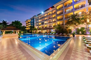 Alberca al aire libre y camas balinesas gratuitas 