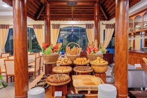 Desayuno buffet (USD 12 por persona) 