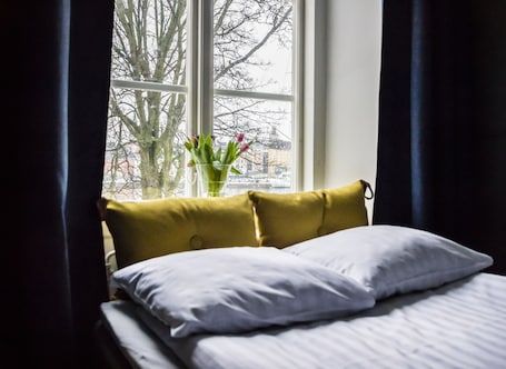 Espacio para trabajar con laptop, wifi gratis y ropa de cama