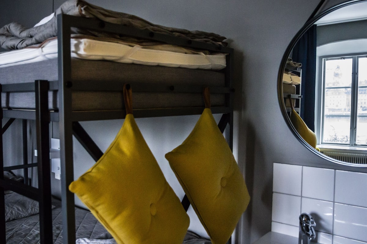 Laptop workspace, free WiFi, bed sheets