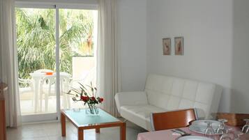 Standard Apartment, 2 Bedrooms, Pool View, Beachside | Living room | TV