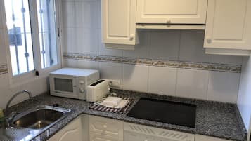 Grand réfrigérateur, micro-ondes, four, plaque de cuisson