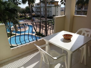 Standaard appartement, 2 slaapkamers, uitzicht op zwembad, langs het strand | Balkon