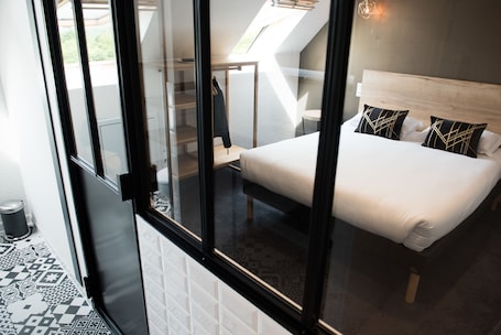 Escritorio, wifi gratis y ropa de cama . Relais Amadourien