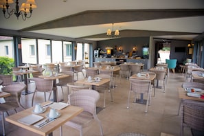 Café da manhã com buffet todos os dias (EUR 11 por pessoa)