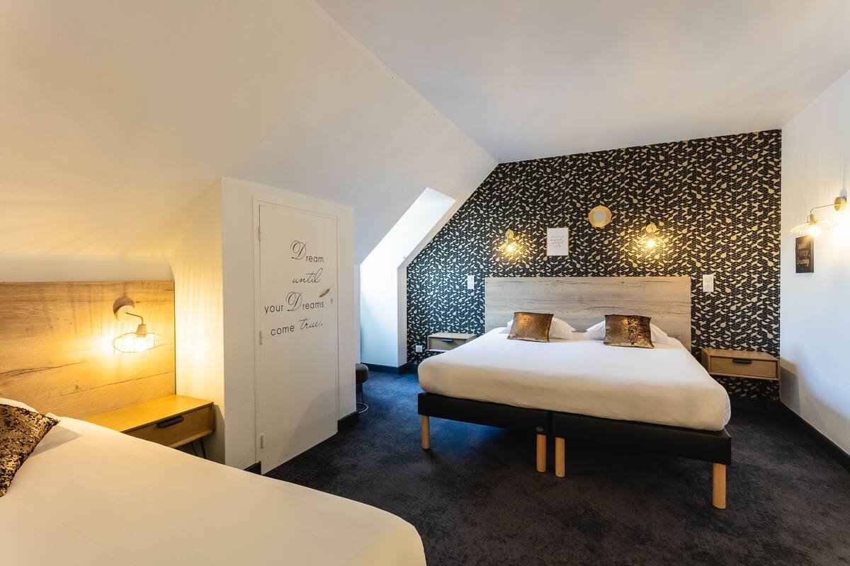 Habitación triple superior, vista al jardín | Escritorio, wifi gratis y ropa de cama