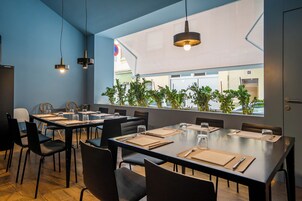 Se ofrece un desayuno bufé (8 EUR por persona)