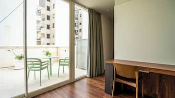 1 bedroom, premium bedding, down comforters, memory foam beds
