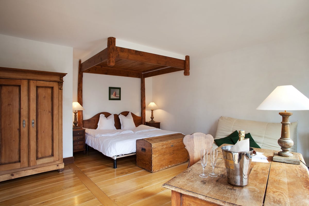 Escritorio, tabla de planchar con plancha y cunas gratuitas