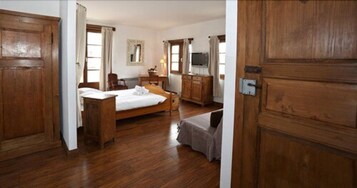 Escrivaninha, ferros/tábuas de passar roupa, berços grátis