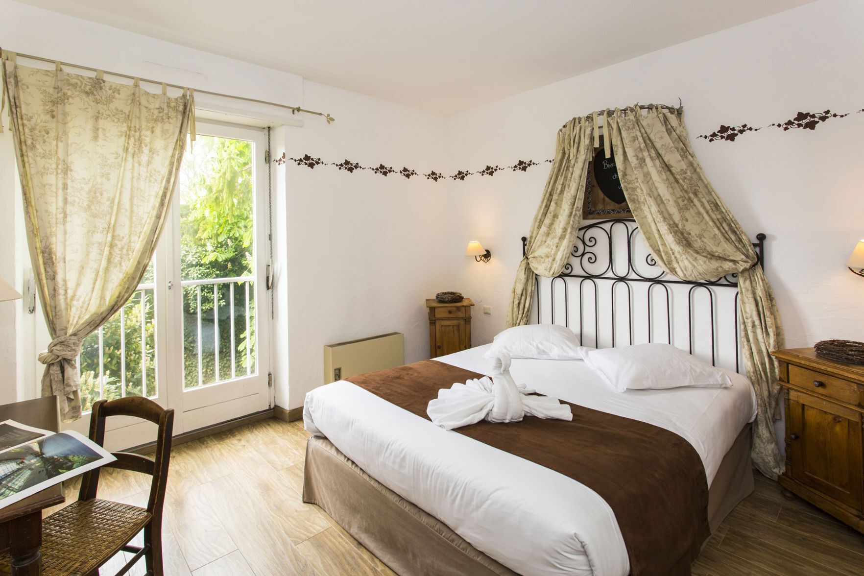 โต๊ะทำงาน, เตารีด/โต๊ะรีดผ้า, เปล/เตียงเด็กอ่อน (ฟรี), Wi-Fi ฟรี