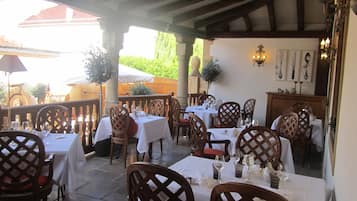 2 ravintolaa, joissa tarjoillaan lounas; ranskalainen keittiö