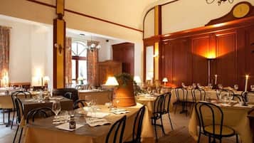 2 restaurantes; se sirve almuerzo y cena; cocina francesa