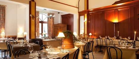 2 restaurantes, se sirven comidas, cenas y cocina francesa