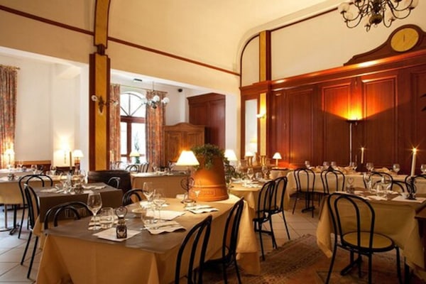 2 restaurants, serveren lunch, diner, Franse gerechten