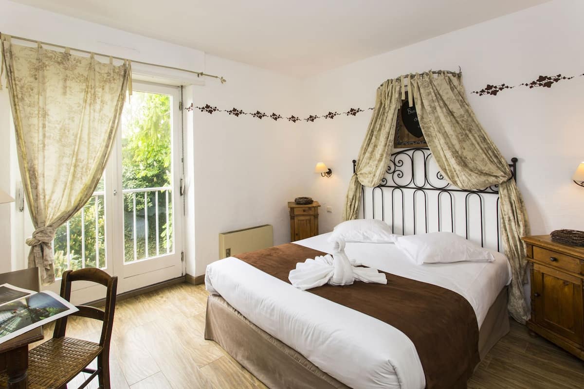 Escritorio, tabla de planchar con plancha y cunas gratuitas