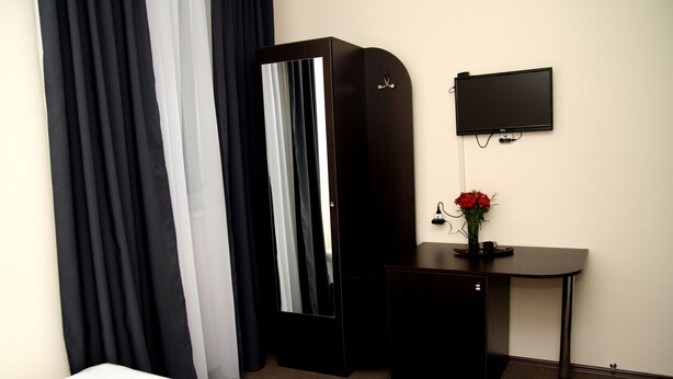 Minibar, coffres-forts dans les chambres, bureau