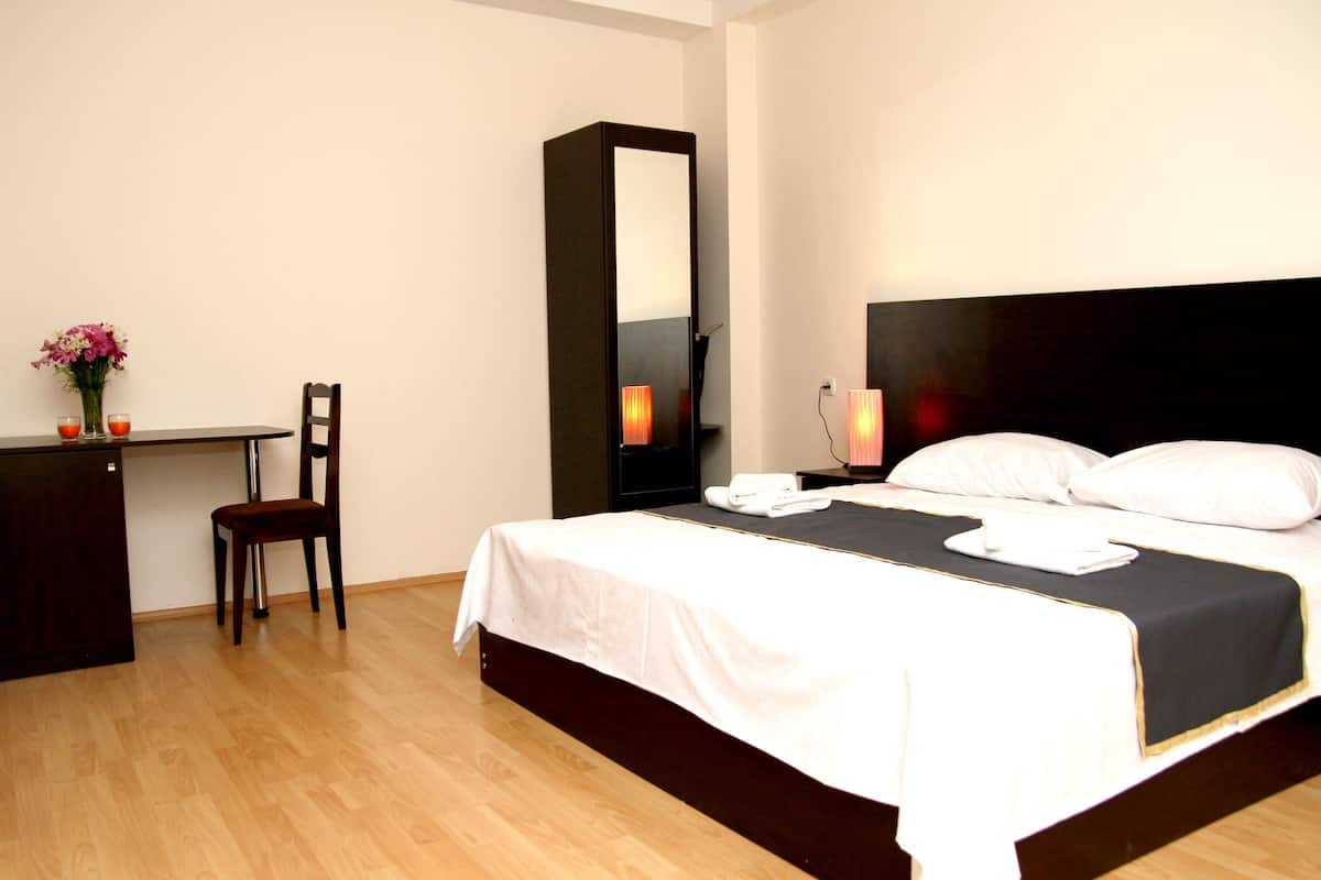 1 slaapkamer, een minibar, een kluis op de kamer, een bureau