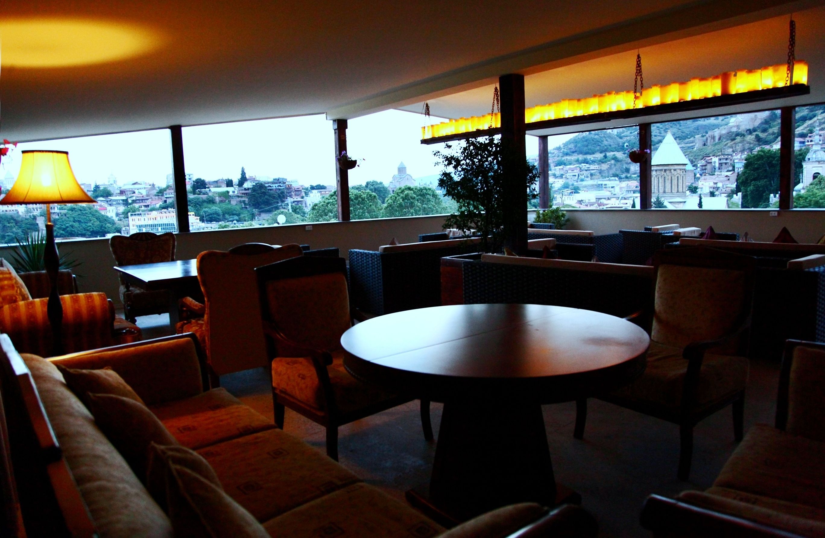 3 bars/lounges