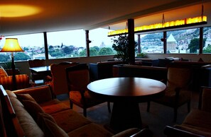 3 bars/lounges