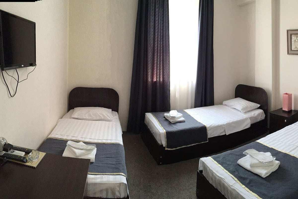 Klassieke driepersoonskamer | 1 slaapkamer, een minibar, een kluis op de kamer, een bureau