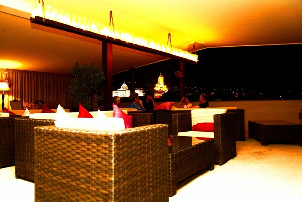 3 bars/lounges