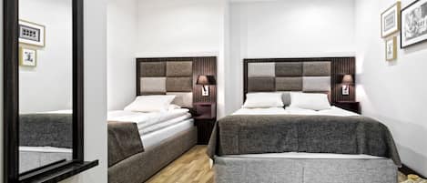 Habitación triple, sin ventanas | Escritorio, wifi gratis y ropa de cama