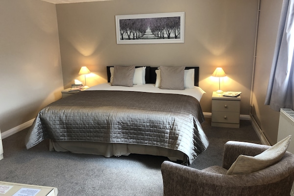 Bàn, bàn ủi/dụng cụ ủi quần áo, truy cập Internet không dây miễn phí